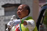 鈴木宗男氏が23年ぶりに自民党に復党、影武者説も出る“ドブ板選挙”がSNSで話題に「移動距離エグすぎ」