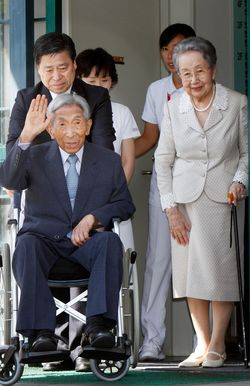 入院していた病院から百合子さまに付き添われ元気に退院されたときの三笠宮さま（'12年）