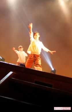 発表会の第1部でジャズダンスを踊る佳子さま。ふんわりした白のブラウスに、茶のワイドパンツ姿で、足にはテーピングが