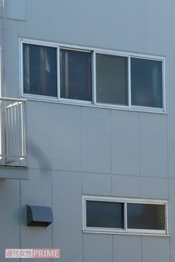 とある無料低額宿泊所。窓の中に見えるタテ線のようなものが個室を細かく仕切るベニア板だ