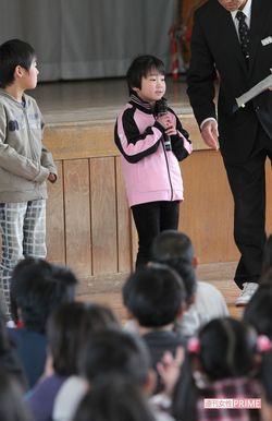 宮城県・仙台市から岩手県・陸前高田市の小学校に転校したのは震災翌月の4月20日。全校生徒の前で転校の挨拶をする海音さん（当時7歳）撮影／週刊女性写真班