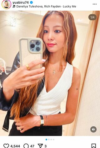 “胸元アピ”が強いあびる優（本人のインスタグラムより）