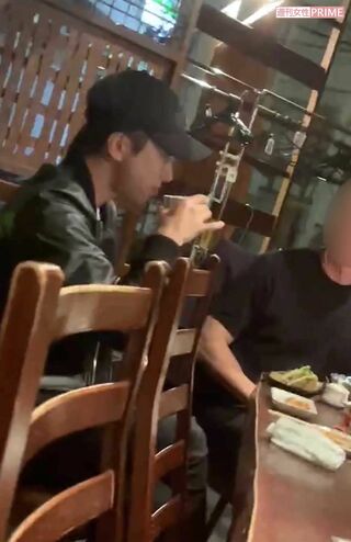 焼き鳥店のカウンター席に座り、トレーニング話に花を咲かせた山下智久