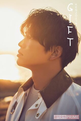 今年の4月には初の自伝的エッセイ『GIFT』（東京ニュース通信社）を発売