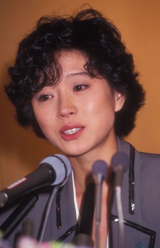 1989年12月31日、近藤真彦同席のもとで中森明菜は自殺未遂騒動を謝罪した