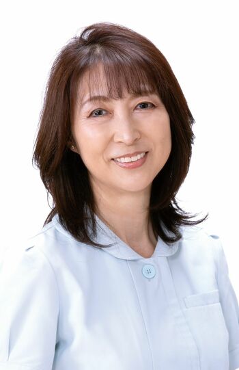 久持聖子先生●久持ファミリークリニック・小児科医師。医療法人Mパートナー理事長。医師をしながら、美容サロンやエステ会社を経営するなど、幅広いジャンルで活躍中。