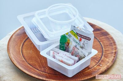 豆腐容器に小袋タレを入れれば冷蔵庫内もすっきり。流しの近くに置いておけば、調理のときは切り分けた食材入れにも使える（撮影／廣瀬靖士）