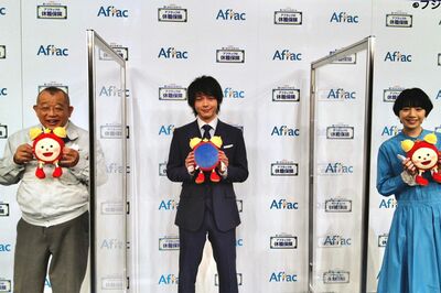 『めざましテレビ』番組キャラクターの『めざましくん』のぬいぐるみを雑に扱う中村倫也