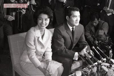 婚約発表時の長嶋茂雄さんと妻・亜希子さん。長嶋さんが口説き落として交際から約40日で婚約