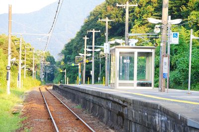 元鉄道員が明かす不正乗車対策の実態「乗客が改札に来るまで身を隠して」