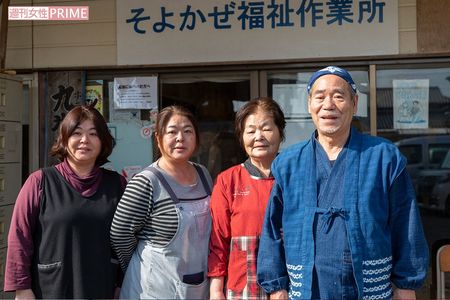 （左から）娘の浩子さん、京子さん、妻・幸子さん、濱田さん。家族で役割を分担し仕事に励む