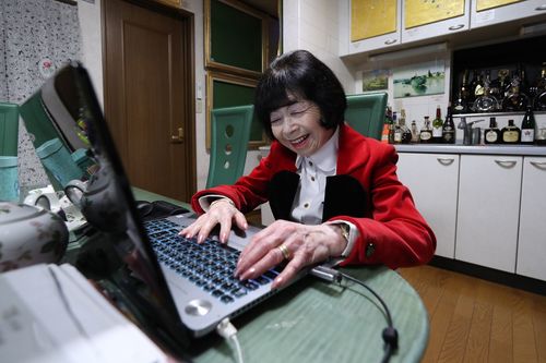 「このパソコン、私と一緒で鈍行だからね。立ち上がりが遅いのよ」と京子さん