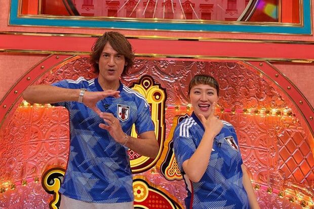 そろって番組に出演し、W杯予選の勝敗を予想する丸山さん夫妻。