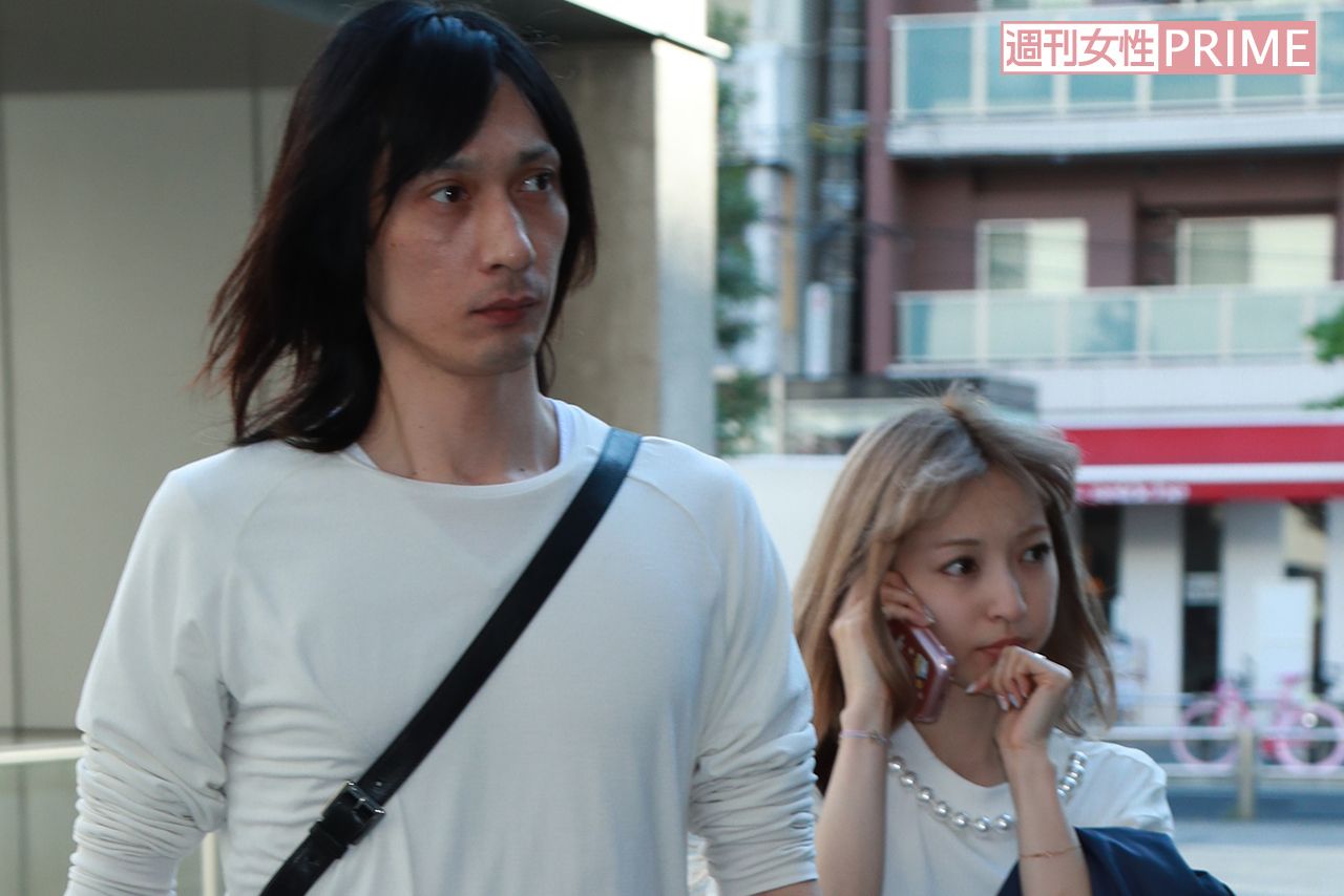 直撃には無言だったが、しばしのマックデートを楽しんだふたり