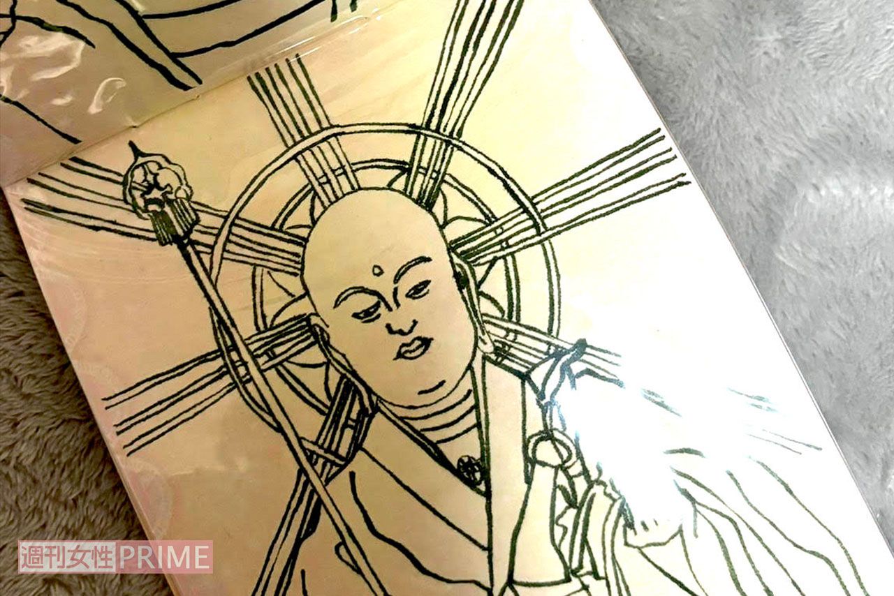 仏様の下絵を筆ペンでなぞり描きすると、ざわつく気持ちを静める効果が