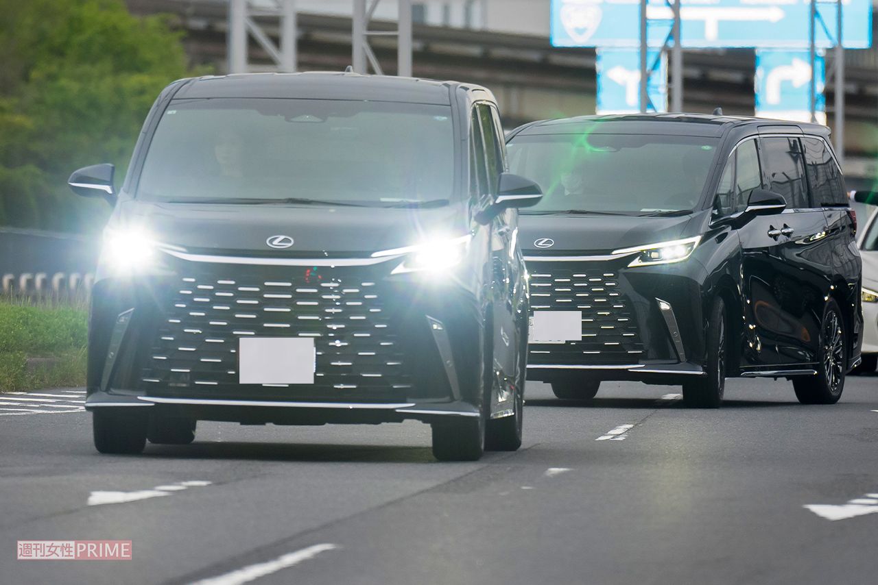 BTSメンバーを乗せたワンボックスカーが、次々に羽田空港を出発（読者提供）