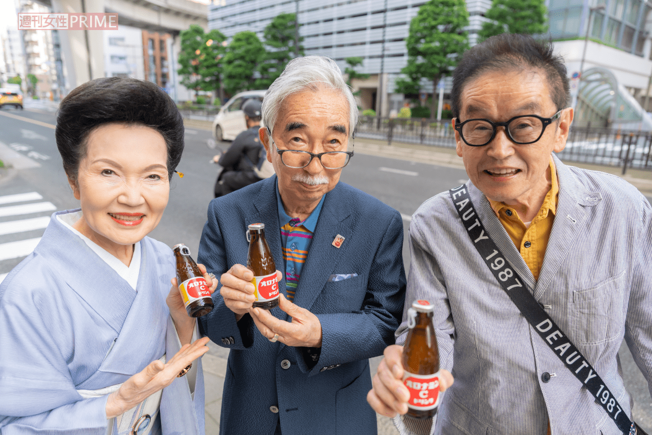 30年来の付き合いだという演歌歌手の桜おりんさん（左）、『人生百年時代がやってきた』を作曲したギター漫談家のベートーベン鈴木さん（右）と（撮影／佐藤靖彦）
