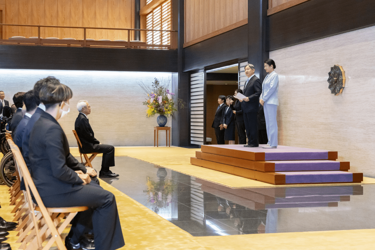 冬季デフリンピック入賞者らと面会する天皇、皇后両陛下（2024年12月12日）写真／宮内庁提供