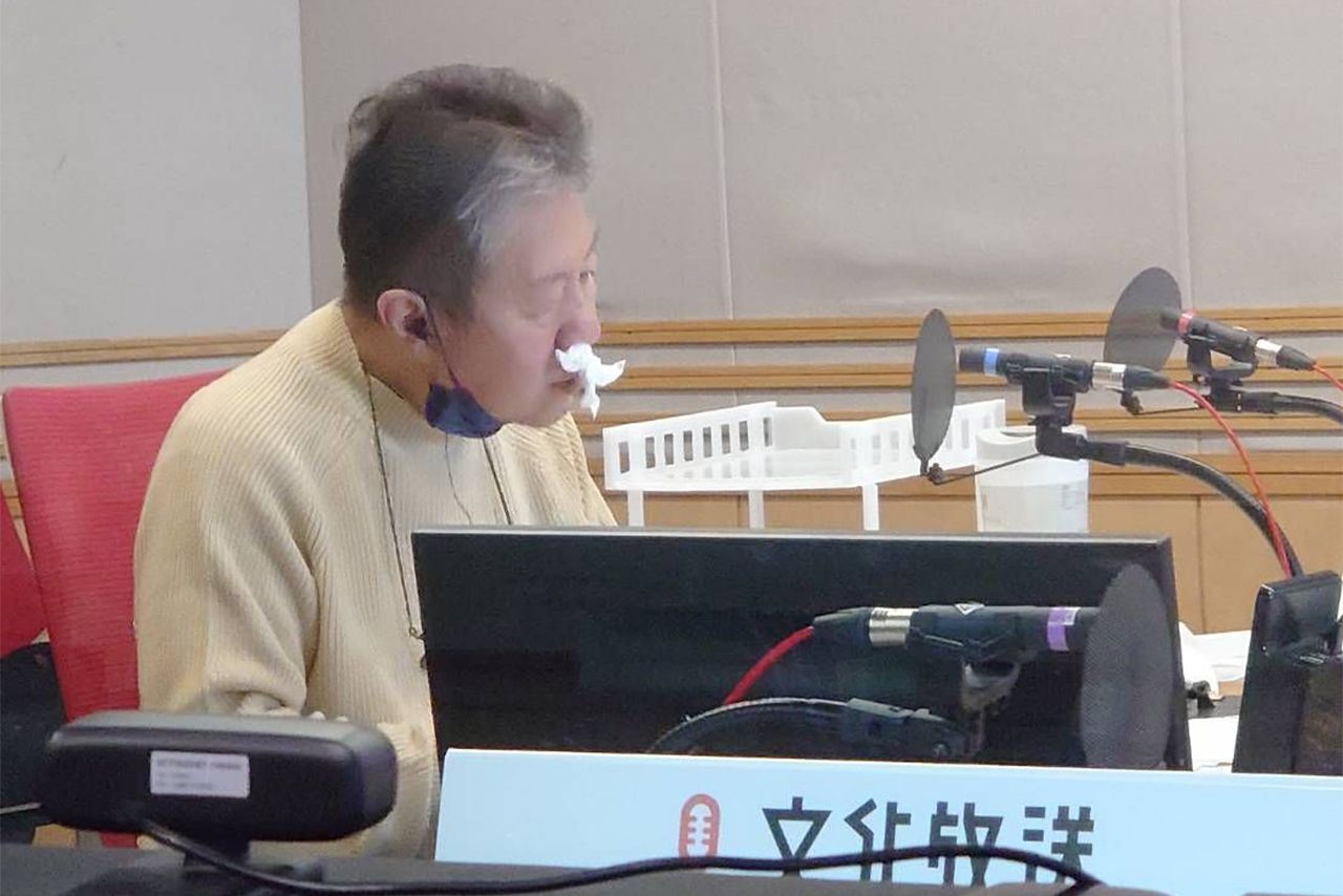 がん判明後の生放送での写真。花粉症で鼻にティッシュを詰めながら臨んだ