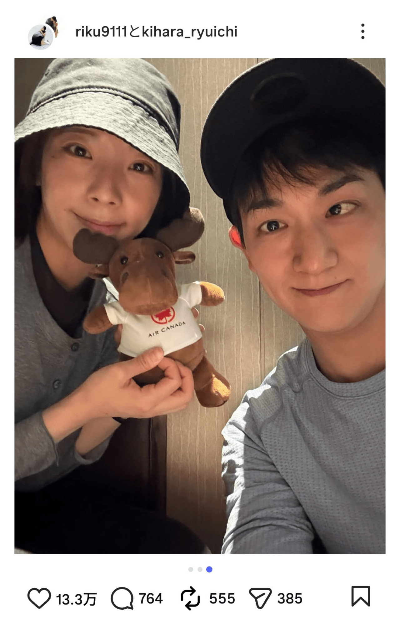 エア・カナダから贈られたトナカイのぬいぐるみを持つ三浦璃来と木原龍一(本人インスタグラムより)