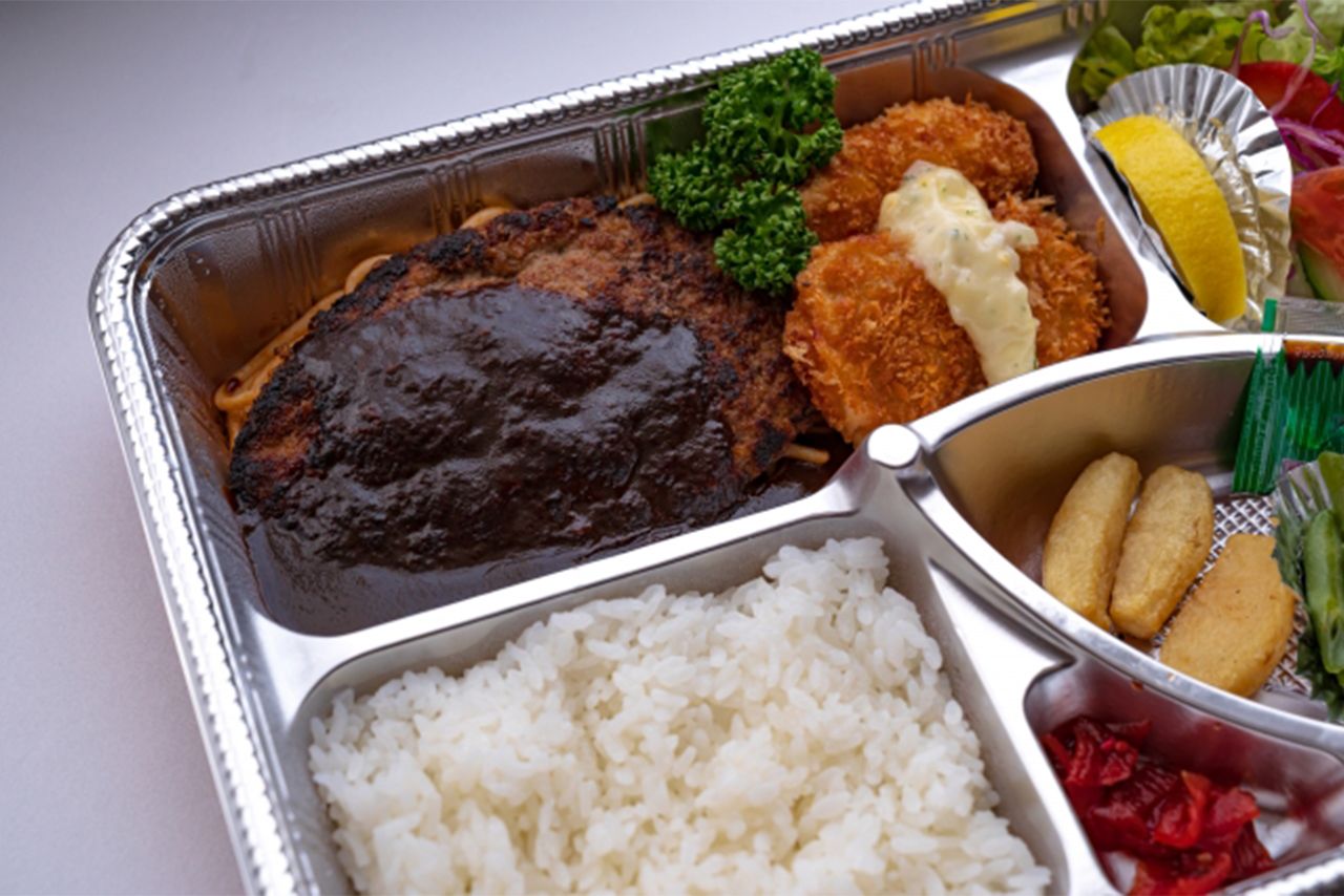 コンビニ弁当はカロリーはもちろん、塩分も多い場合がある　※写真はイメージです