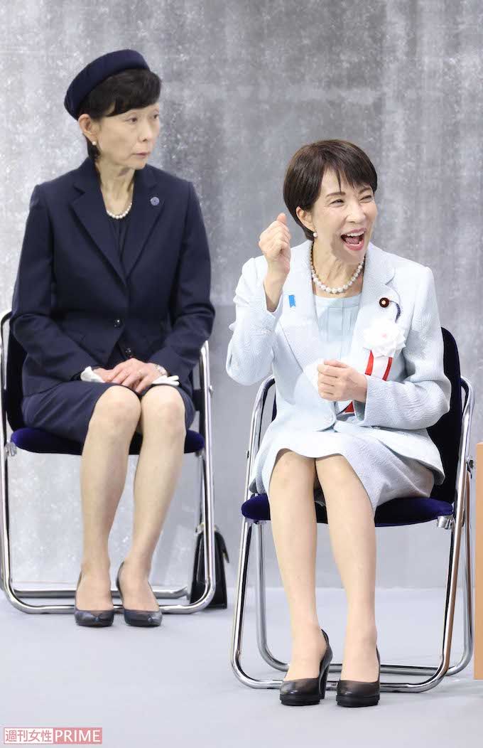 昭和100年記念式典での高市首相。確かに品位に欠けている？