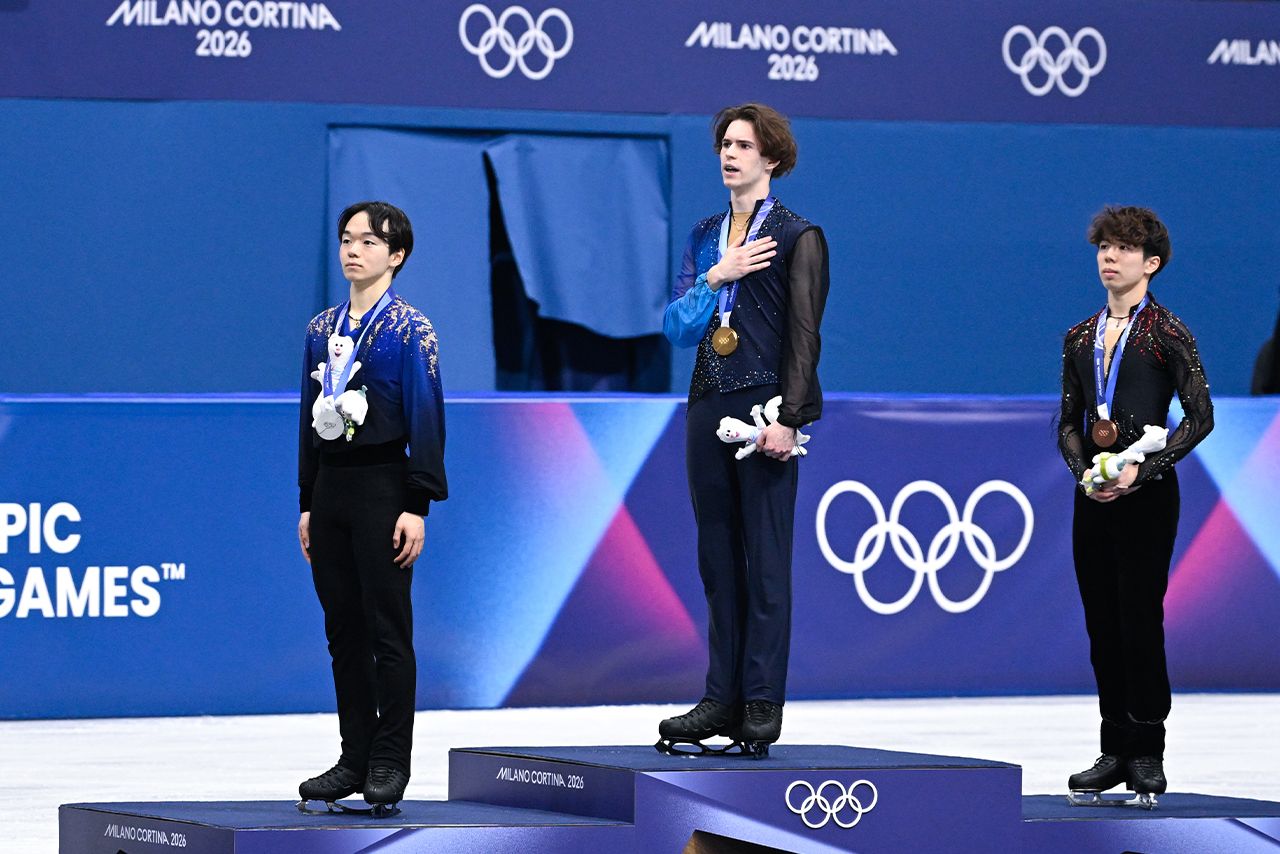 表彰台左から銀メダルの鍵山優真選手、金メダルのミハイル・シャイドロフ選手、銅メダルの佐藤駿選手（撮影／JMPA）