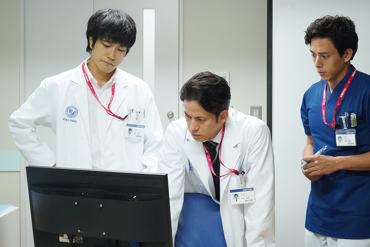 財前、里見、柳原ら同じ医療を志す者でも生き方には違いが…… (c)テレビ朝日