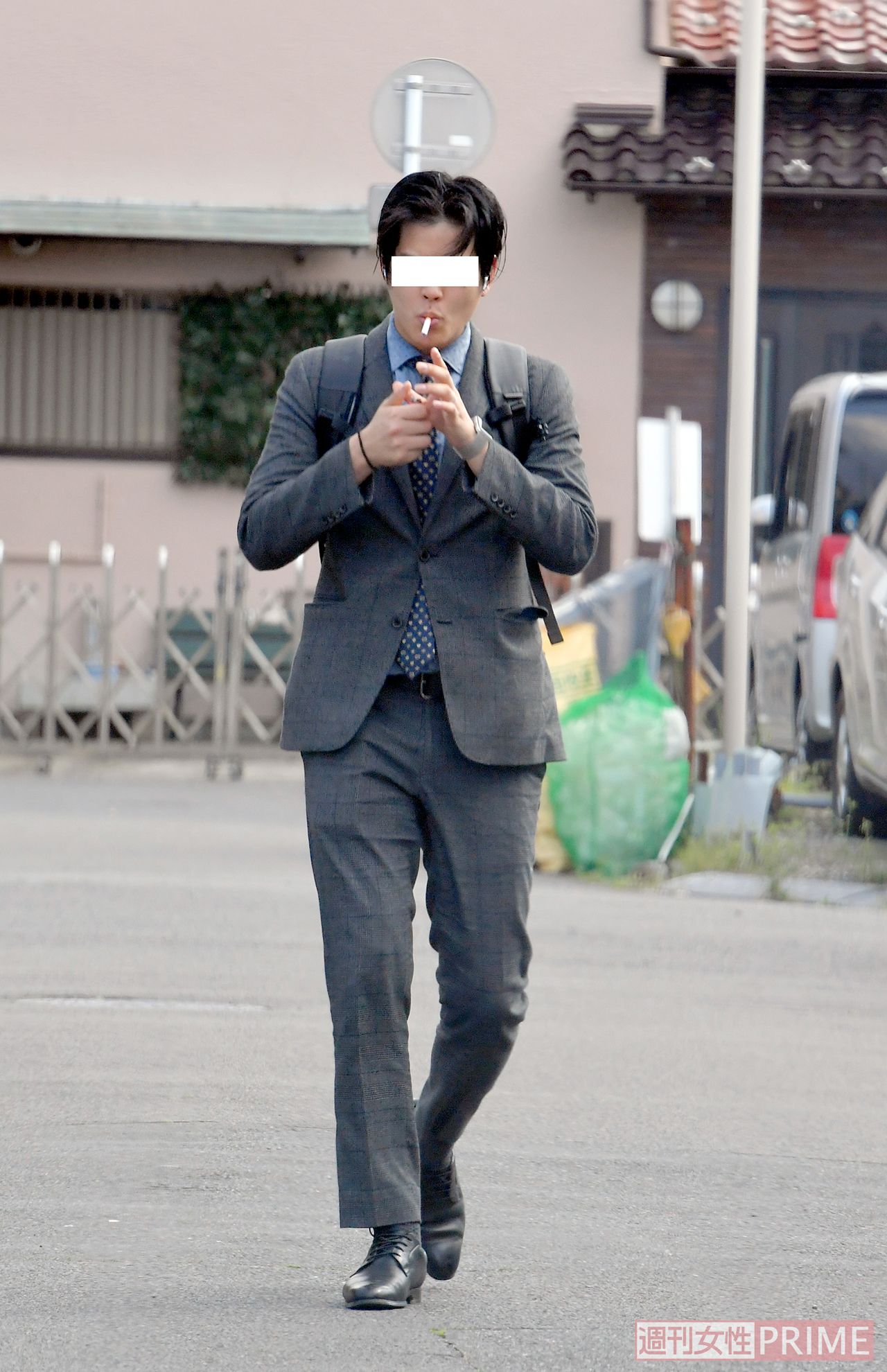 '20年4月、家族と住む自宅から出て歩きながら煙草に火をつける元Apeaceのドゥファン