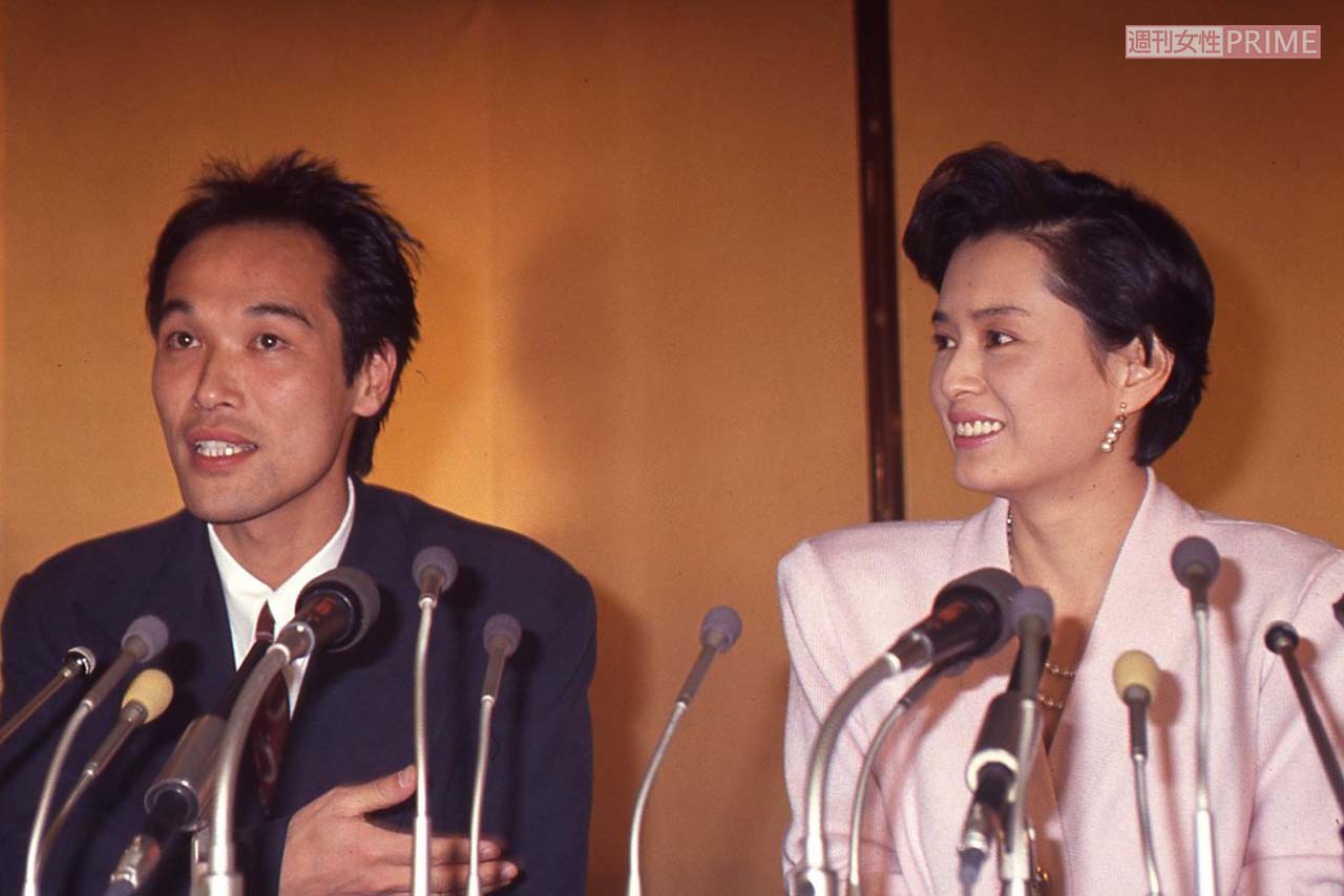 1990年3月、当時人気絶頂の女優かとうかずこと結婚会見に臨んだそのまんま東（東国原英夫）