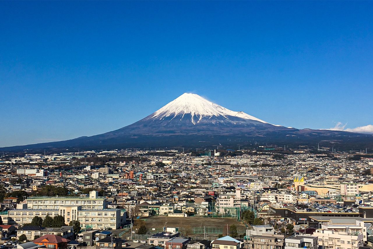 富士市から眺める富士山。噴火すれば山の形が変わってしまうかもしれない