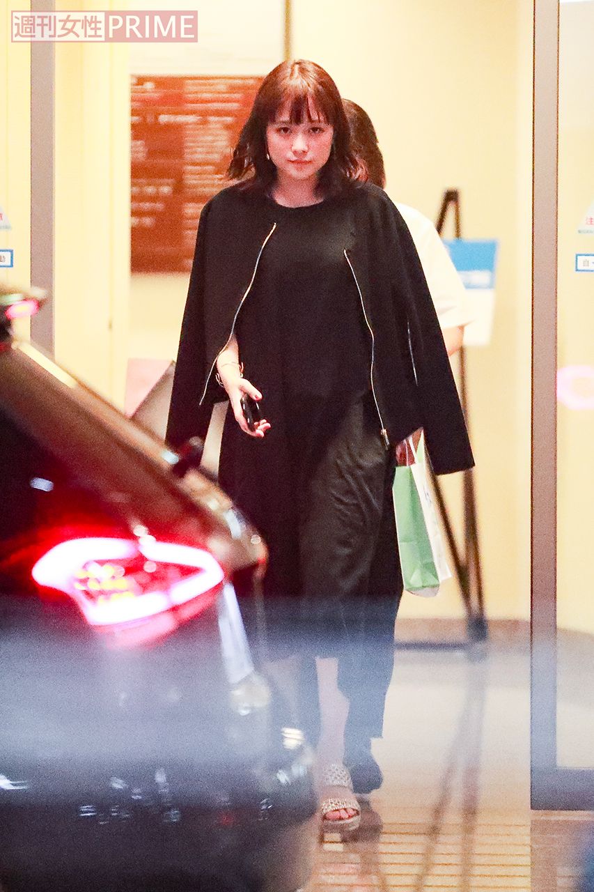 大原櫻子　劇中では素朴な可愛さで注目を集めた大原。”全身黒”コーデで登場