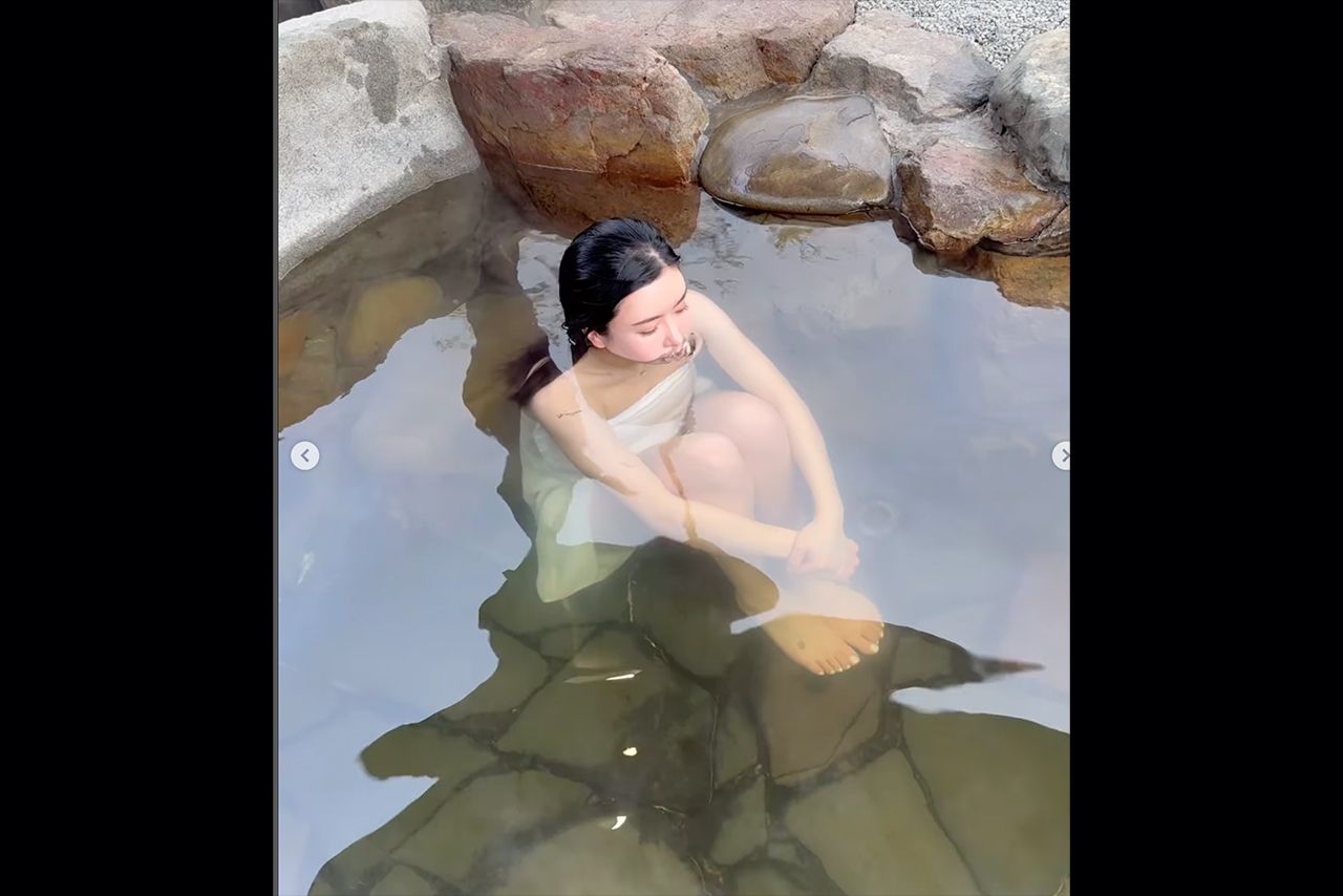 湯船に口をつけ“ぶくぶく”する無邪気な姿も　（本人インスタグラムより）