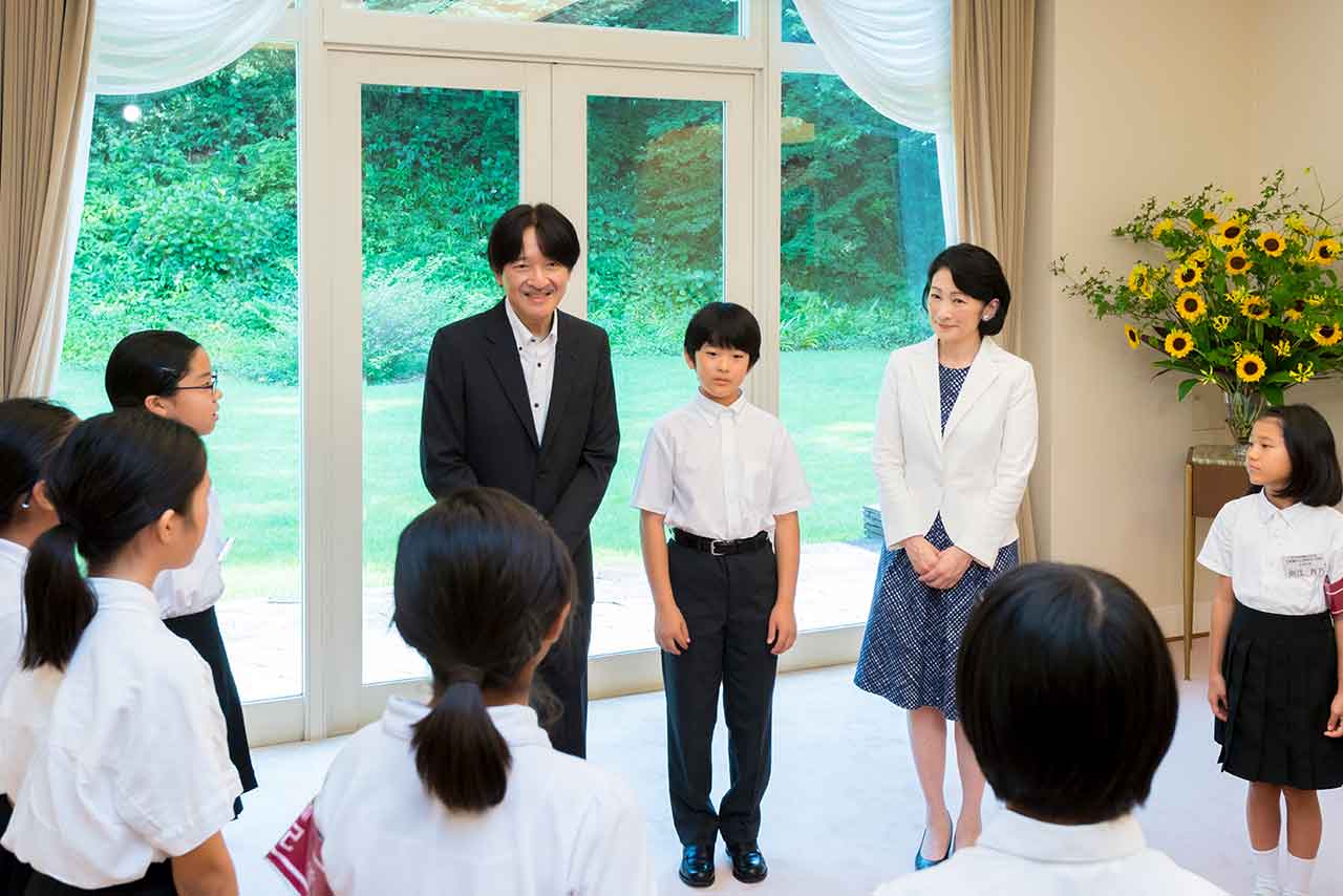 秋篠宮ご夫妻と悠仁さまは、沖縄と北海道から来た豆記者たちとご懇談。悠仁さまは少々、緊張されたご様子だった（7月31日）