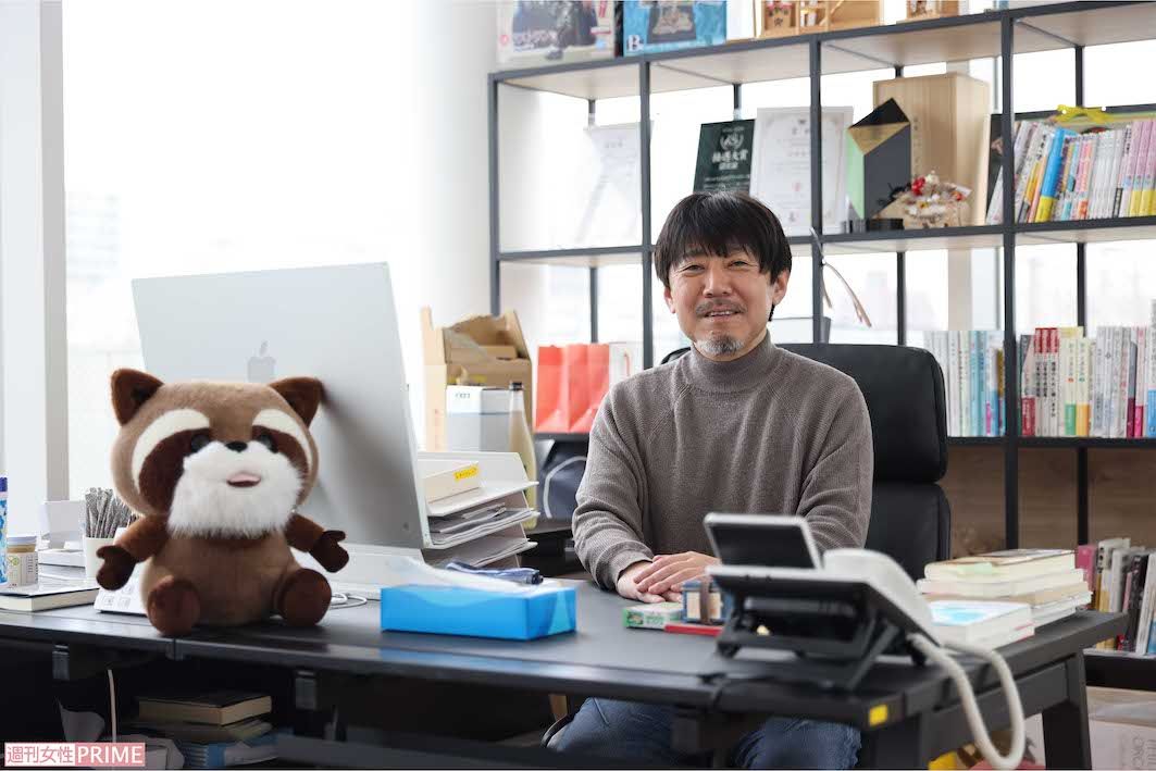 診療所の最上階にある院長室からは、スタッフの様子が一望できる。ここから直接スタッフに声がけすることもあるというが、「この席に座っていること、ほとんどないんだけど」と笑う山中光茂さん