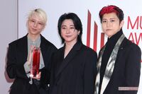 Mrs. GREEN APPLE、五島列島・竹田城・栃木の洞窟でポップアップをオープン!ハードル高すぎる“秘境”に「…