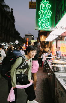 旅の最初。タイの同じ場所で写真を撮影した藤原江理奈は、「最初は表情をつくる余裕がまったくなかった。」（撮影＝ERINAFUJIWARA）