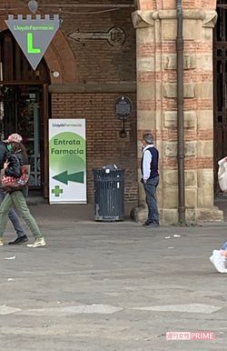 市街地の一隅に設置された喫煙所（イタリア・ボローニャ）