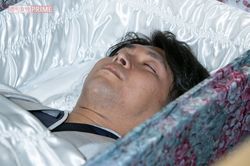 2018年8月、イベントで自身の生前葬を行った宮崎謙介元衆議院議員