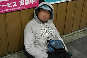 リンチを受けて入院していた被害男性。退院直後も顔がパンパンにはれていた（知人提供）