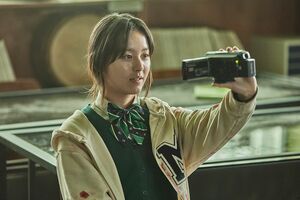 物語の語り手、しっかり者のオンジョ　Netflixシリーズ『今、私たちの学校は…』独占配信中