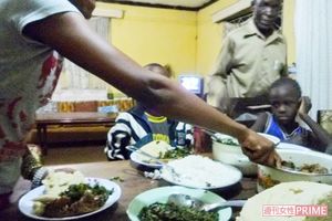家族そろって幸せな笑顔を見せてくれたケニアの食卓