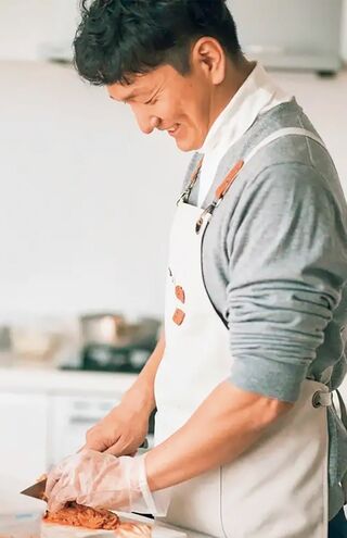 韓国人オッパセミさん●韓国・順天（スンチョン）市出身。韓国の調理師免許である「韓食調理技能士」の資格を取得。日本人の妻と共に、SNSで簡単に作れる本格韓国料理のレシピを配信中。月1で韓国料理のお店を営業するほか、料理教室、キムチの通信販売なども行っている。