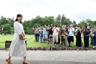今年8月、公務のため福島県を訪問された佳子さま。会津若松城ご視察の際は、多くの人がお出迎え