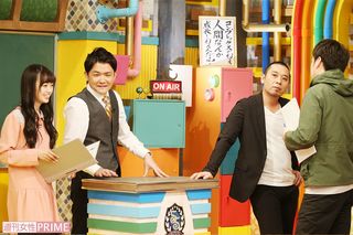 【4】CM中、スタッフとまじめな面持ちで打ち合わせをする大悟。共演の中井と笑顔でコミュニケーションをとるノブとは対照的　撮影／齋藤周造