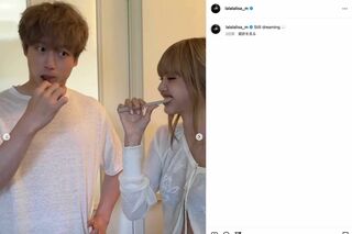MV撮影時のオフショットを投稿したBLACKPINKのリサ。坂口健太郎とのイチャイチャ度が高すぎると話題に（リサのインスタグラムより）