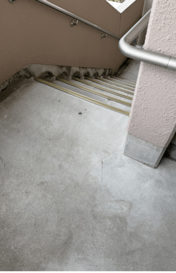 広瀬容疑者の母・秀子さんの遺体が放置されていた階段踊り場付近