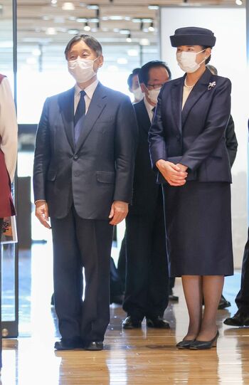 雅子さまは語り部の女性の話に沈痛な面持ちで耳を傾けられ「ご苦労されましたね」　撮影／JMPA