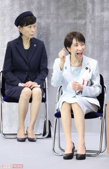 昭和100年記念式典での高市首相。確かに品位に欠けている？