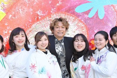 　プロジェクトメンバーの学生たちと。「これからの夢をたくさん持った人たちに、僕の絵を見てもらって、そこから何か少しでも感じてもらえたらうれしいです！」　撮影／渡邊智裕